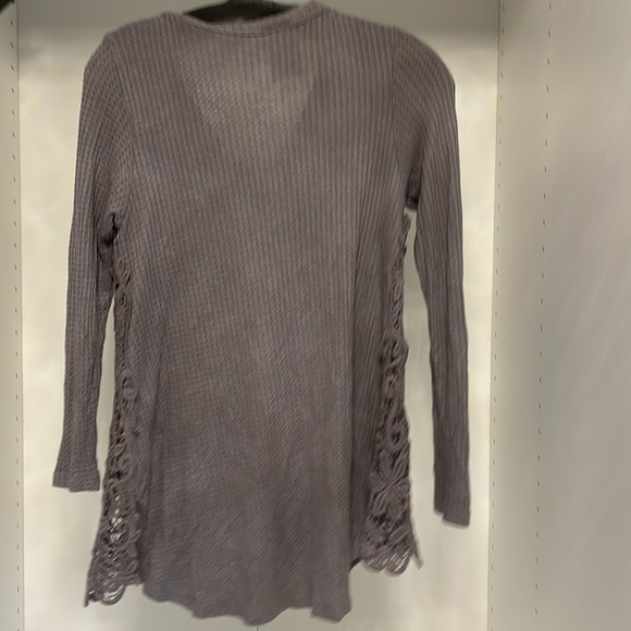 Plummy top with macrame sleeves and colored studs on the front. Very fun top - Picture 4 of 5